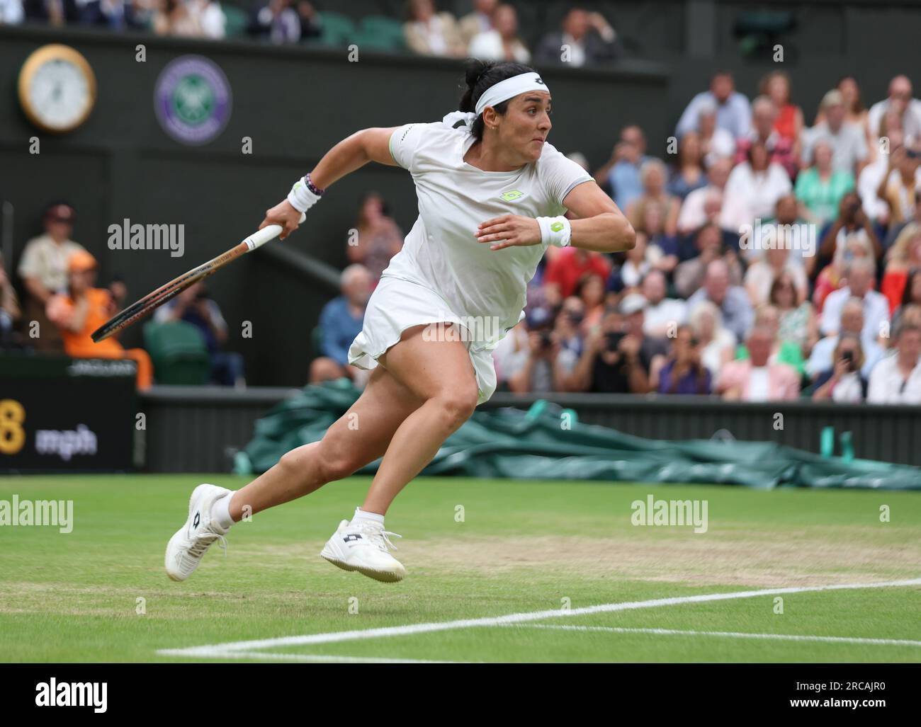 Londres, Royaume-Uni. 13 juillet 2023. La tunisienne ONS Jabeur sprint lors de son match de demi-finale féminine contre la biélorusse Aryna Sabalenka lors des championnats de Wimbledon 2023 à Londres le jeudi 13 juillet 2023. Jabeur a gagné le match 6-7, 6-4, 6-3. Photo Hugo Philpott/UPI crédit : UPI/Alamy Live News Banque D'Images