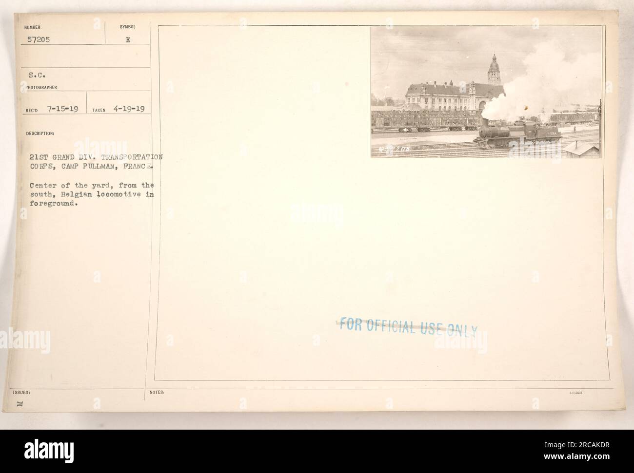La locomotive belge numéro 57205 se trouve au centre de la cour du Camp Pullman, en France. La photographie, prise le 19 avril 1919, représente le corps de transport de la 21e Grande Division. Ces notes peuvent contenir des informations destinées à un usage officiel uniquement. Banque D'Images