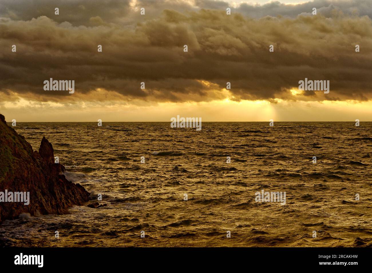 Ciel orageux de la mer de falaise Devon UK Banque D'Images