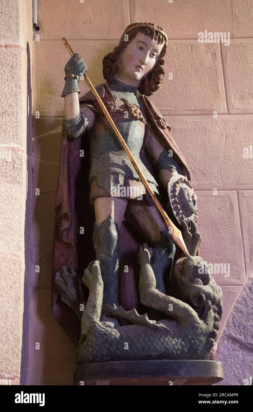 Archange Michel, statue baroque française en bois polychrome de Saint Michel tuant un dragon dans l'église Saint Michel à Saint Michel en Greve. Saint Michel n'est pas un saint, mais plutôt un ange, et le chef de tous les anges et de l'armée de Dieu. Saint Michel en Greve, Côtes-d'Armor, Bretagne, France. 10 juillet 2023. HOMER SYKES des années 2020 Banque D'Images