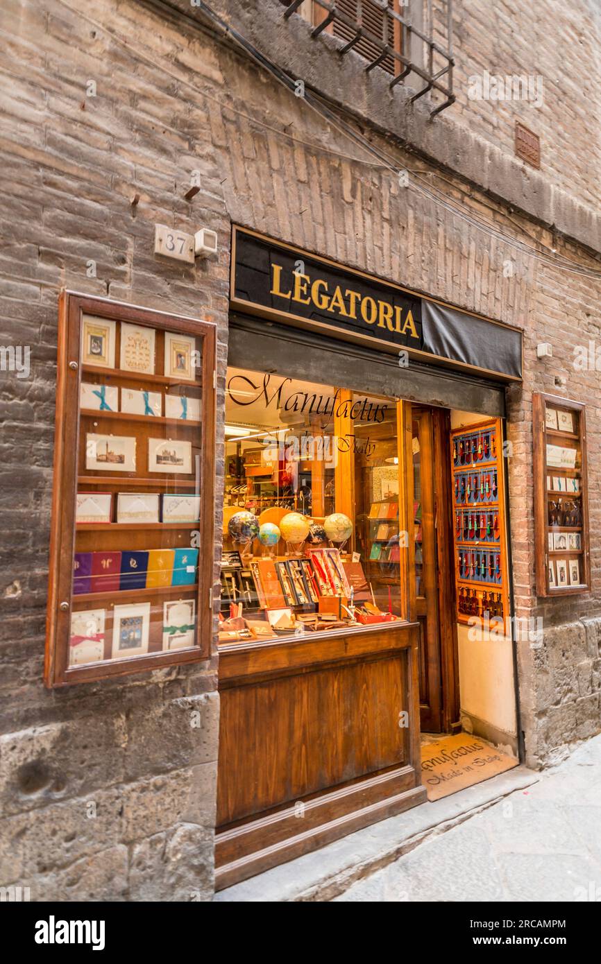 Sienne, Italie - APR 7, 2022 : magasin de papeterie traditionnelle vendant des produits italiens locaux et faits à la main dans les rues de la vieille ville de Sienne, Toscane, IT Banque D'Images