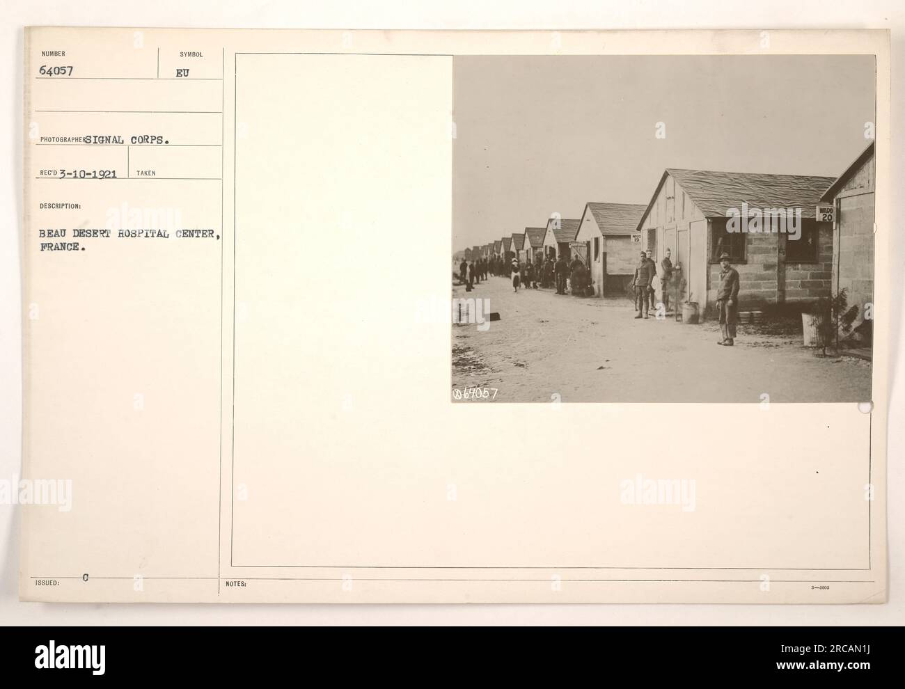 Capture d'image du Centre hospitalier beau Desert en France pendant la première Guerre mondiale. Prise par le signal corps le 10 mars 1921, la photographie porte la description 'Symbol Arsued C BU beau Desert Hospital Center, France'. Des notes supplémentaires suggèrent la présence d'une signification symbolique marquée avec le nombre 69057. Banque D'Images