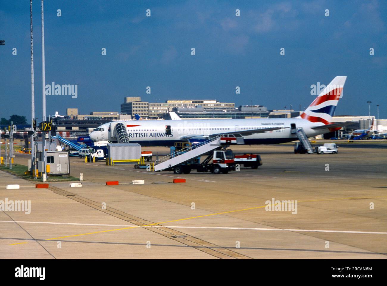 Aéroport de Gatwick British Airways avion sur Tarmac West Sussex Angleterre Banque D'Images