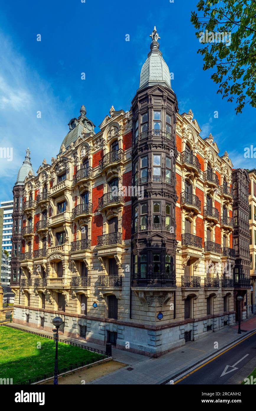 Bâtiment Art Nouveau commandé par José Ramón de Aburto en 1904. Situé près du jardin Juan Mª Vidarte, rampes Uribitarte, Bilbao, pays Basque, Espagne Banque D'Images