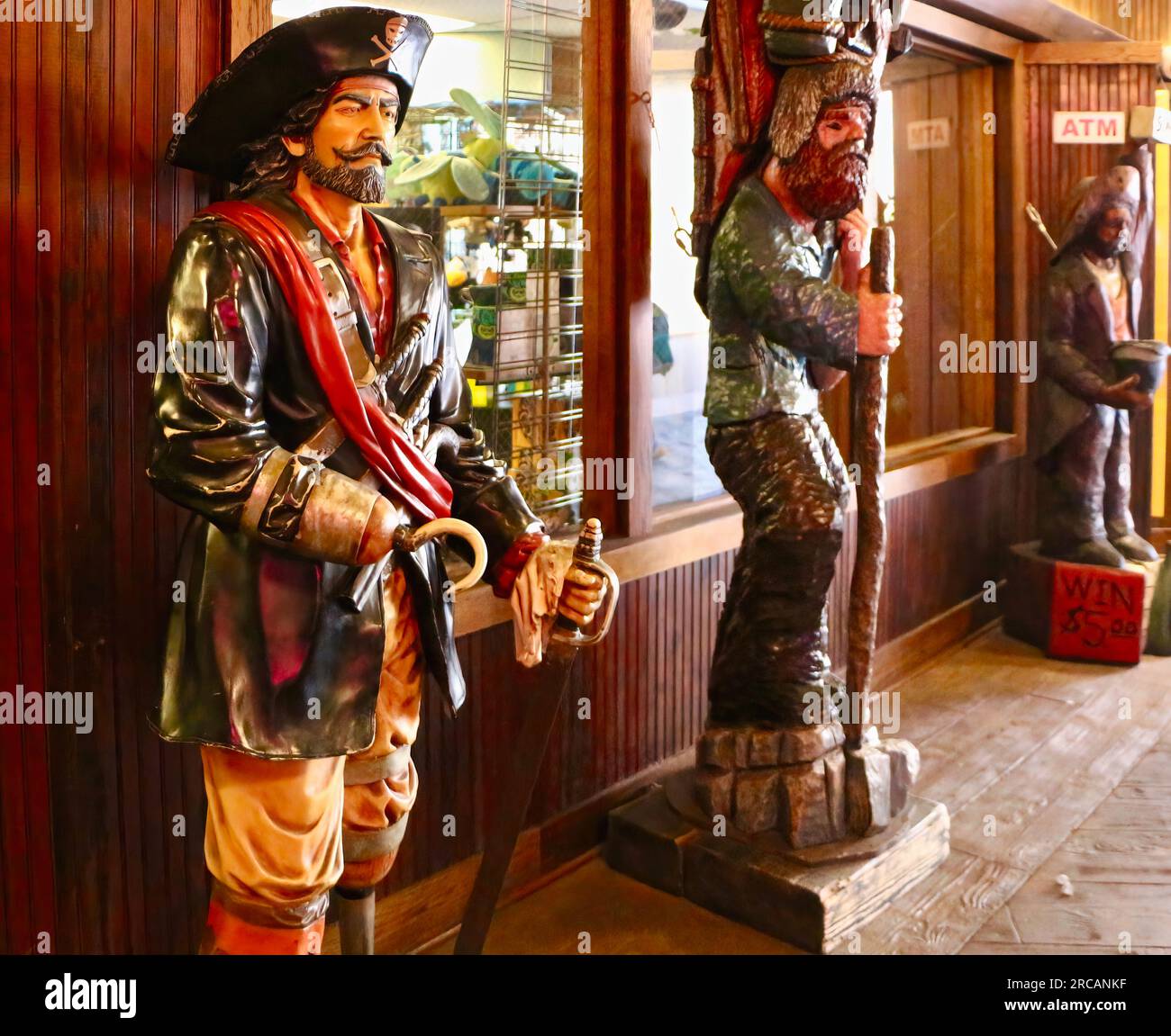 Statues de pirates en bois à l'extérieur de la boutique de cadeaux Pirate's Plunder Miner's Landing Pier 57 Alaskan Way Seattle Washington State Banque D'Images