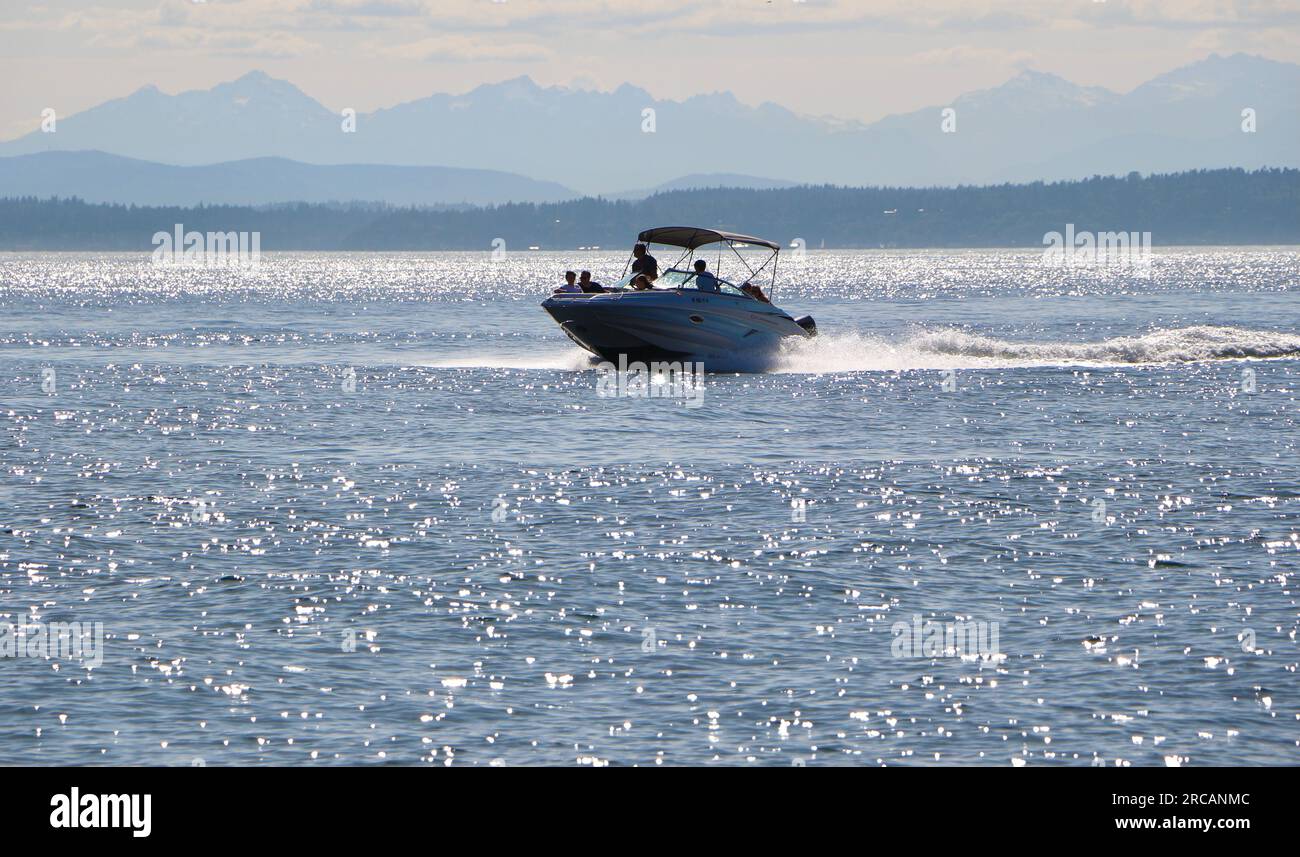 Un bateau à moteur rapide sur un après-midi calme et ensoleillé Puget Sound Seattle Washington State USA Banque D'Images