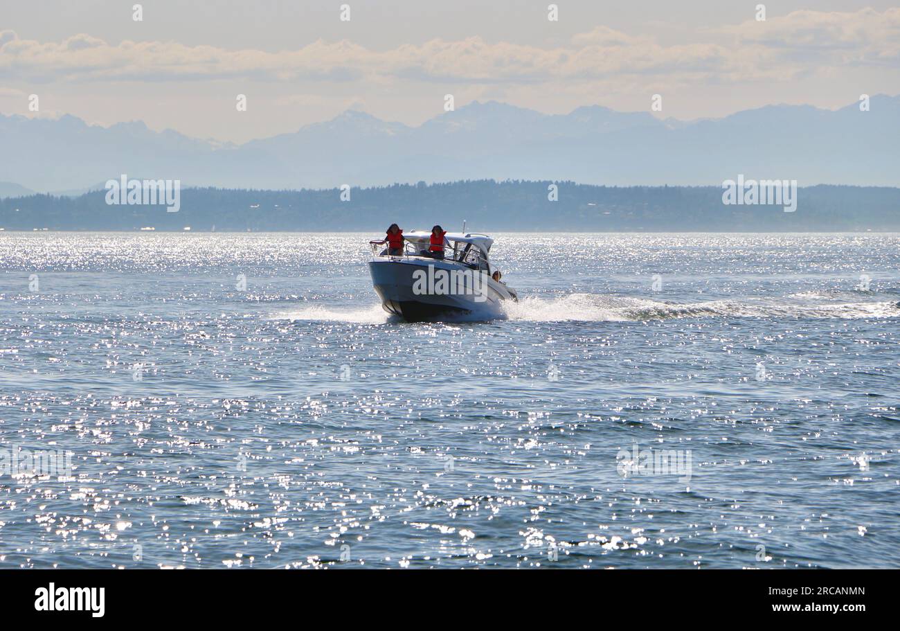 Un bateau à moteur rapide sur un après-midi calme et ensoleillé Puget Sound Seattle Washington State USA Banque D'Images