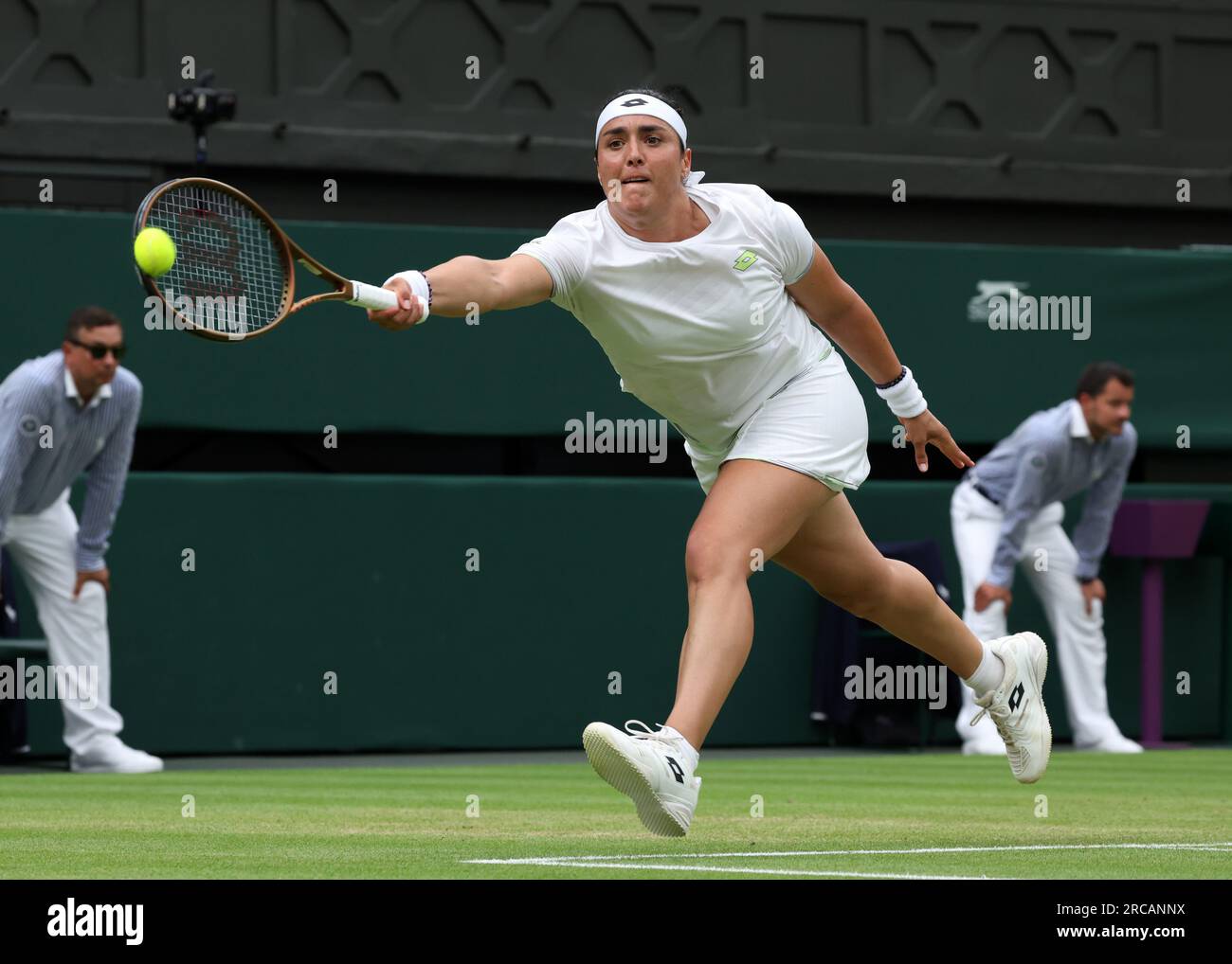 13 juillet 2023 ; All England Lawn tennis and Croquet Club, Londres, Angleterre : Tournoi de tennis de Wimbledon ; ONS Jabeur (TUN) s'étire pour un tir à l'avant à Aryna Sabalenka (BLR) Banque D'Images