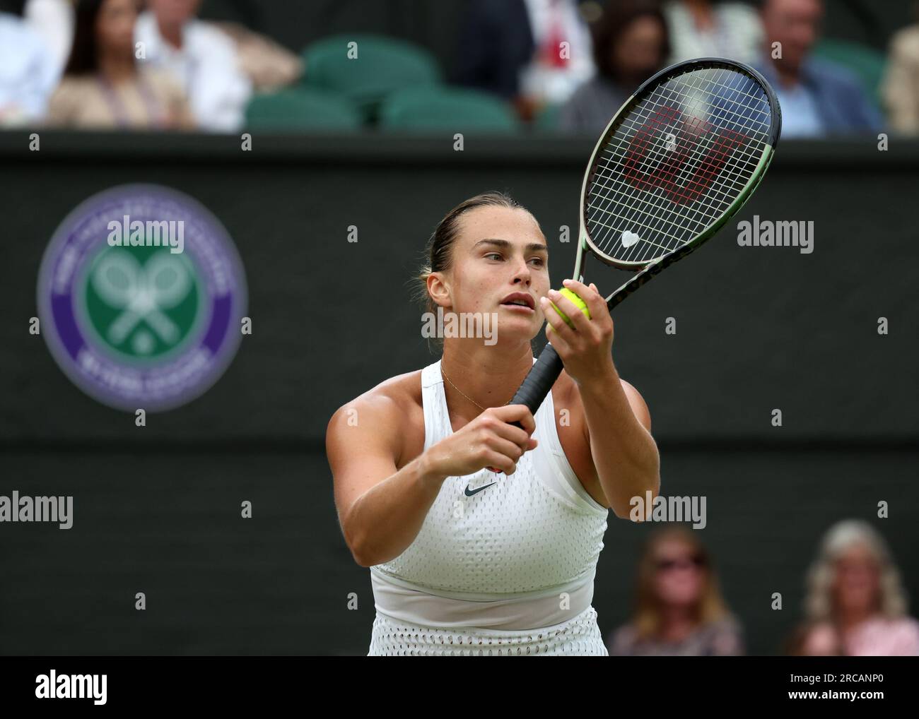 13 juillet 2023 ; All England Lawn tennis and Croquet Club, Londres, Angleterre : tournoi de tennis de Wimbledon ; Aryna Sabalenka (BLR) sur le point de servir à ONS Jabeur (TUN) Banque D'Images
