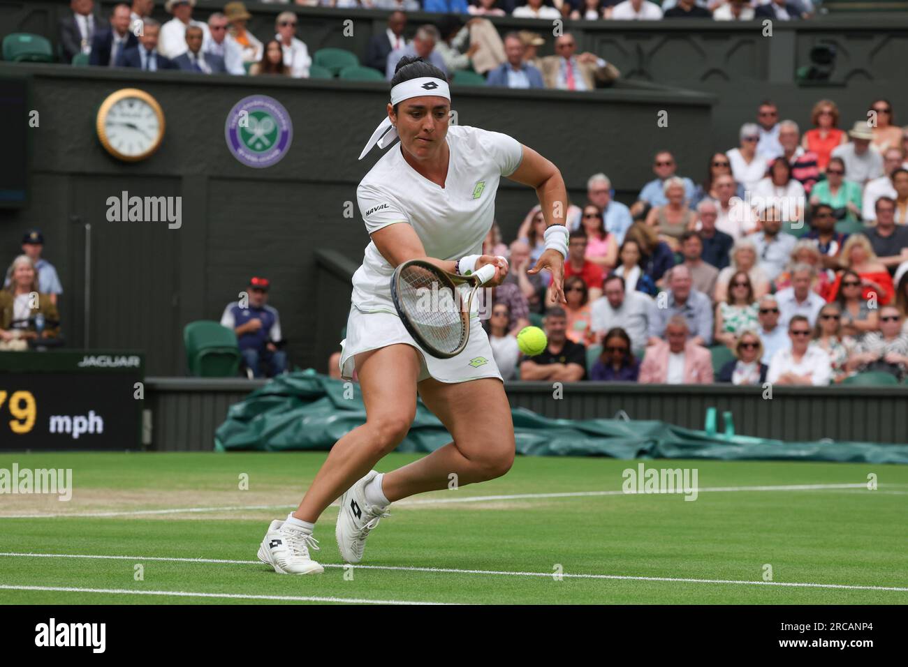 13 juillet 2023 ; All England Lawn tennis and Croquet Club, Londres, Angleterre : Tournoi de tennis de Wimbledon ; ONS Jabeur (TUN) avec un coup de main à Aryna Sabalenka (BLR) Banque D'Images