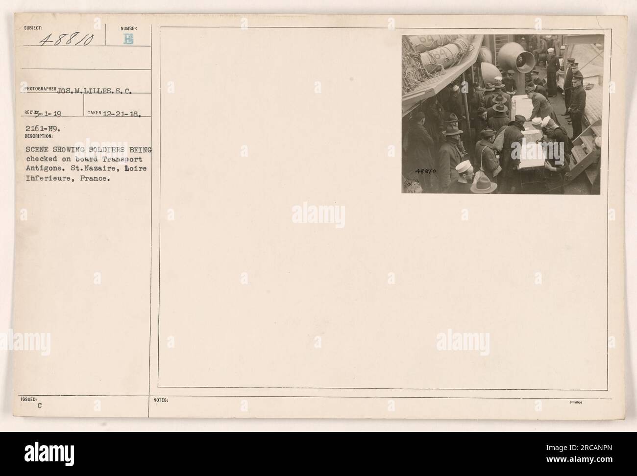 Soldats contrôlés par le personnel militaire à bord du navire transport Antigone à St. Nazaire, Loire Inferieure, France. Photographie prise par Jos.M.Lilles.S.C. le 21 décembre 1918. La scène capturée montre des soldats passant par les procédures d'inspection avant d'embarquer sur le navire. Numéro de la photographie : RECT1-19 2161-9. Publié avec C Notes : 488/0. Banque D'Images