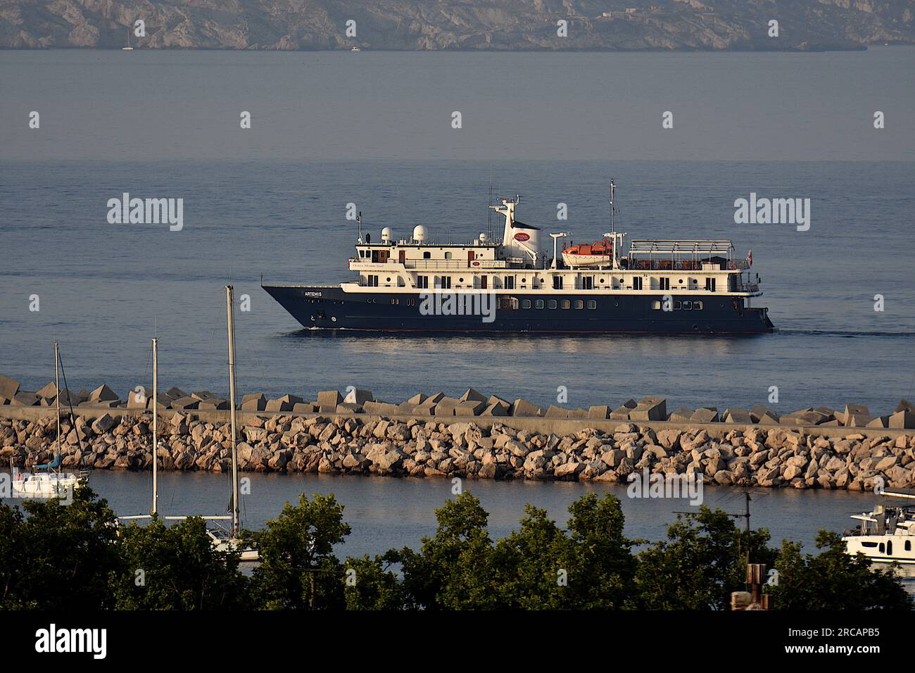 Marseille, France. 12 juillet 2023. Le navire à passagers Artemis arrive au port méditerranéen français de Marseille. (Image de crédit : © Gerard Bottino/SOPA Images via ZUMA Press Wire) USAGE ÉDITORIAL SEULEMENT! Non destiné à UN USAGE commercial ! Banque D'Images