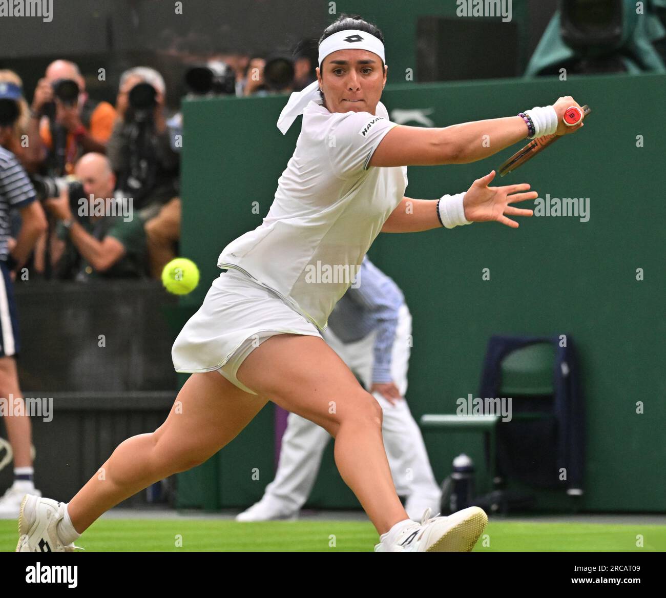 Londres, GBR. 13 juillet 2023. Londres Wimbledon Championships Day 11 1/07/2023 ONS Jabeur (TUN) remporte le match de demi-finale crédit : Roger Parker/Alamy Live News Banque D'Images
