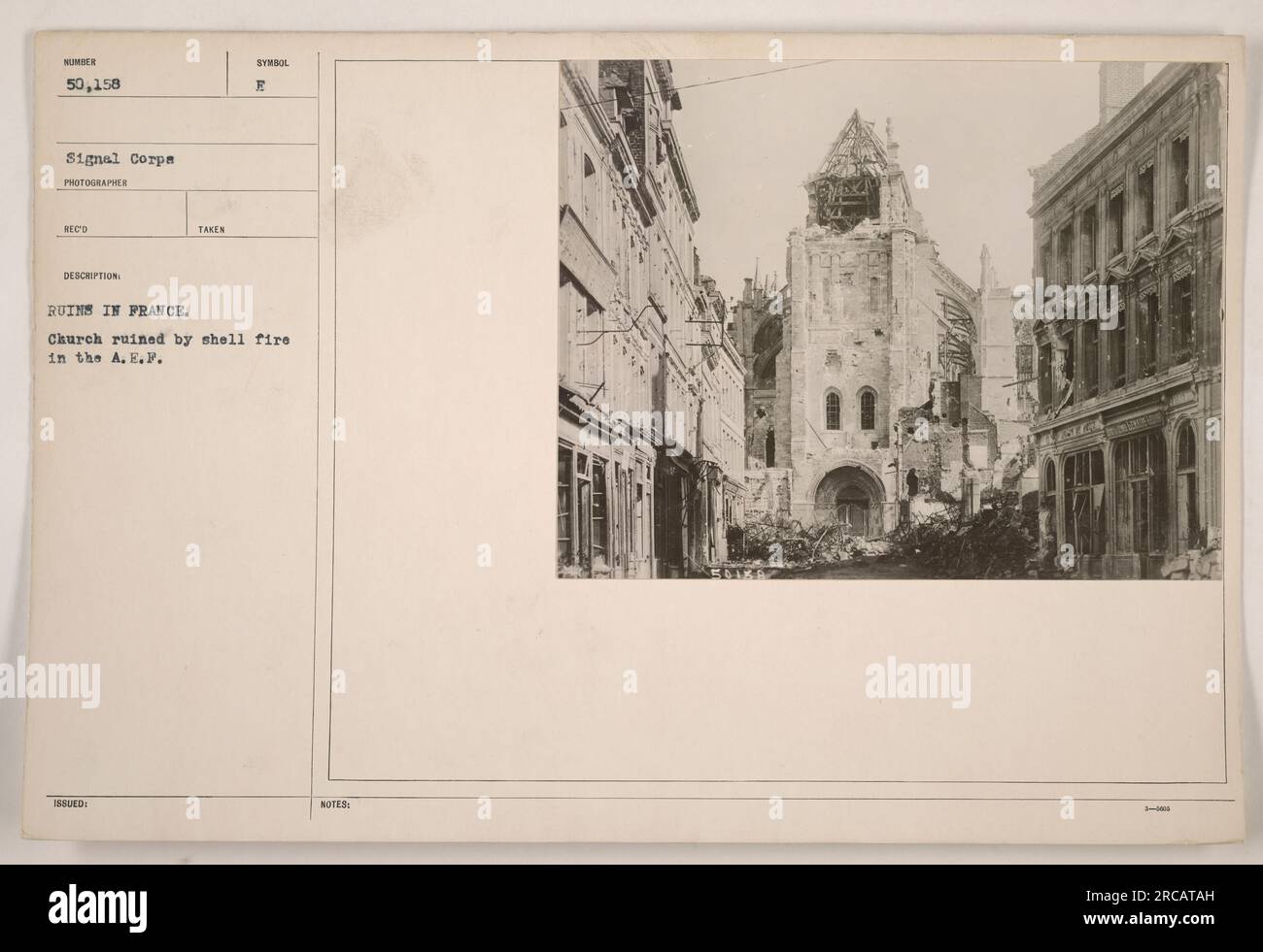 L'image montre les ruines d'une église en France, dévastées par des tirs d'obus pendant la première Guerre mondiale. La photographie a été prise par un photographe du signal corps et fait partie d'une collection documentant les activités militaires américaines pendant la guerre. L'image est étiquetée avec la description 'ruines en France' et le code de référence '3-1400.' Banque D'Images