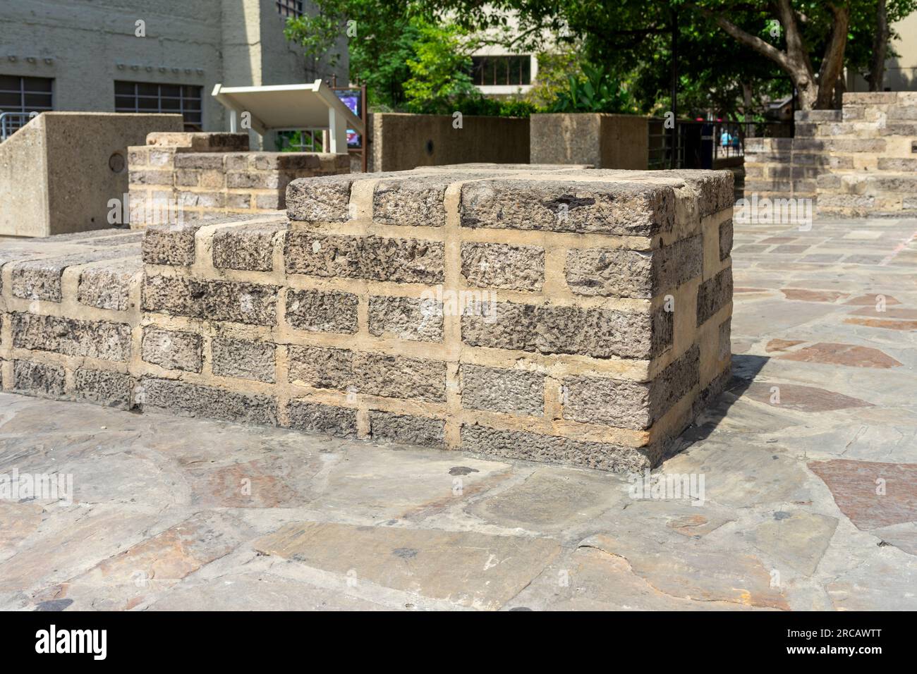 San Antonio, Texas, États-Unis – 8 mai 2023 : réplique du mur de briques adobe du coin sud-ouest de l'Alamo à San Antonio, Texas. Banque D'Images