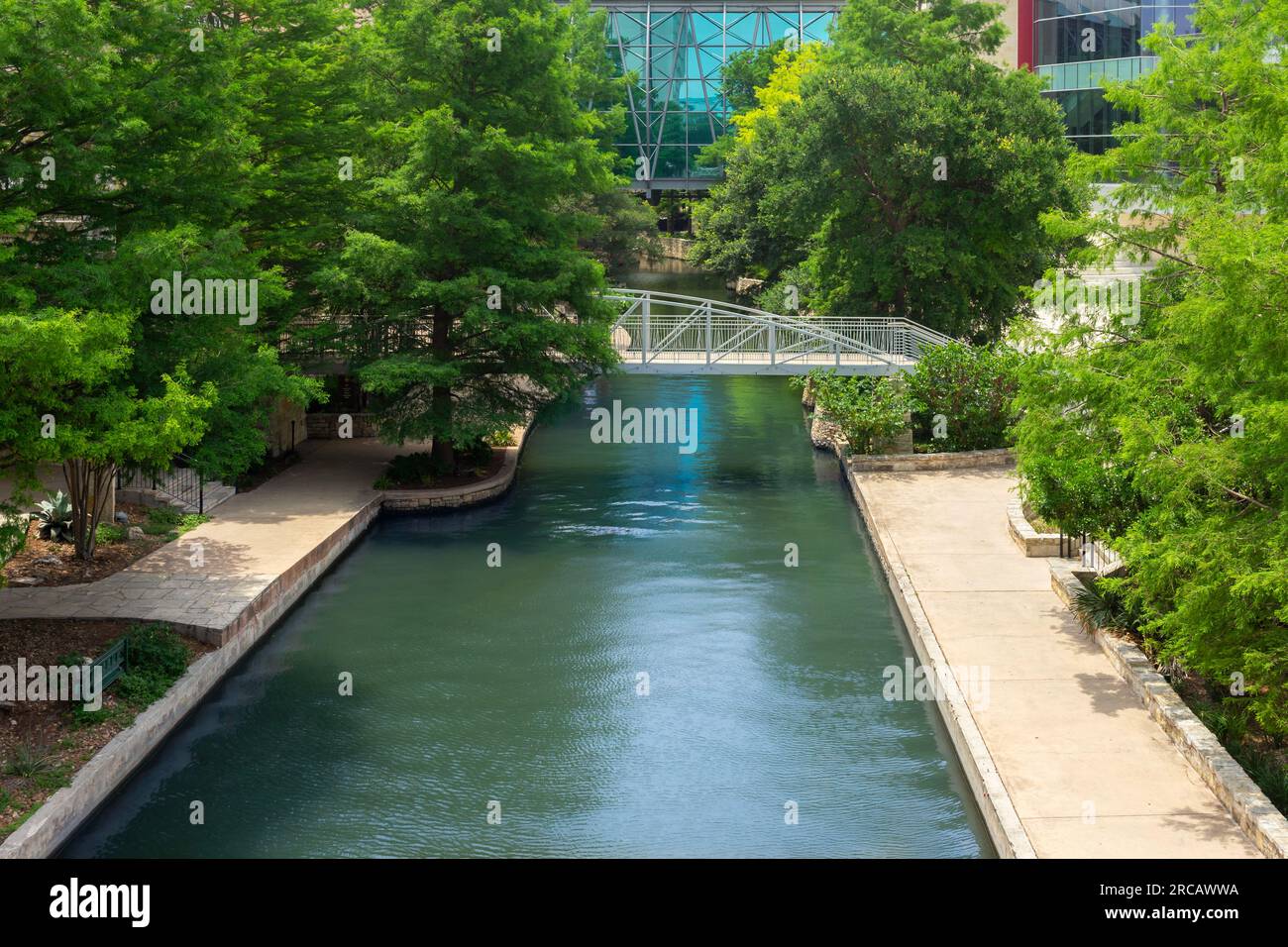 San Antonio, Texas, États-Unis – 8 mai 2023 : vue panoramique sur la promenade de la rivière San Antonio avec des arbres verts dans le centre-ville de San Antonio, Texas. Banque D'Images