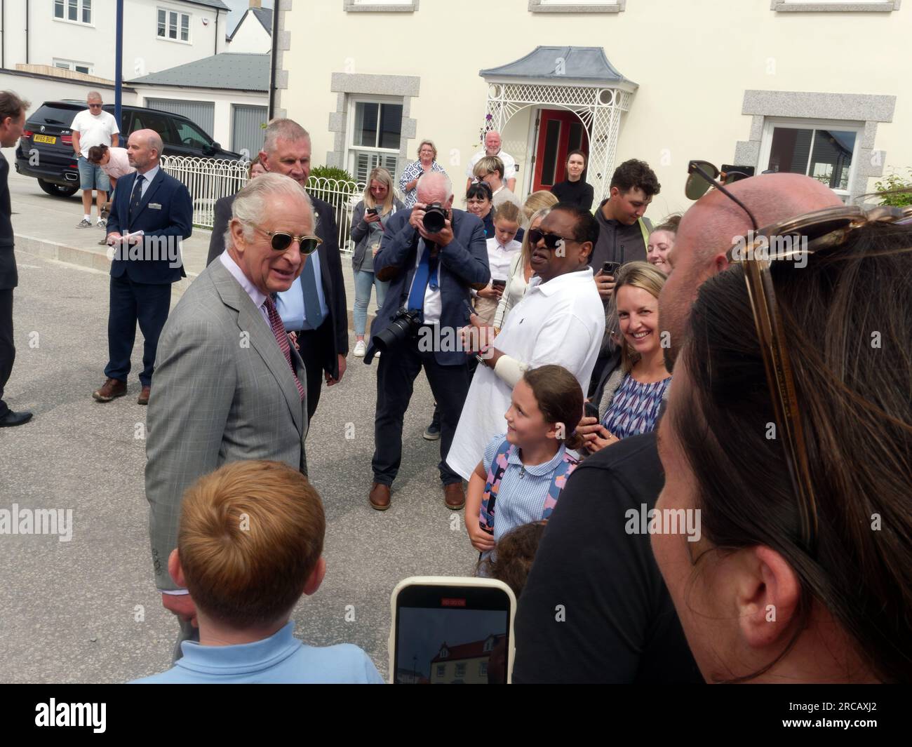 Acteur Gillian Anderson, X Files, point G, tournage du long métrage The Salt Path. Ici portant un pyjama sur la plage publique à Sandymouth pendant le tournage, en personnage, en tant qu'auteur de Salt Path Raynor Winn, Cornwall UK. 10 juillet 2023. Robert Taylor/Alamy Live News Banque D'Images