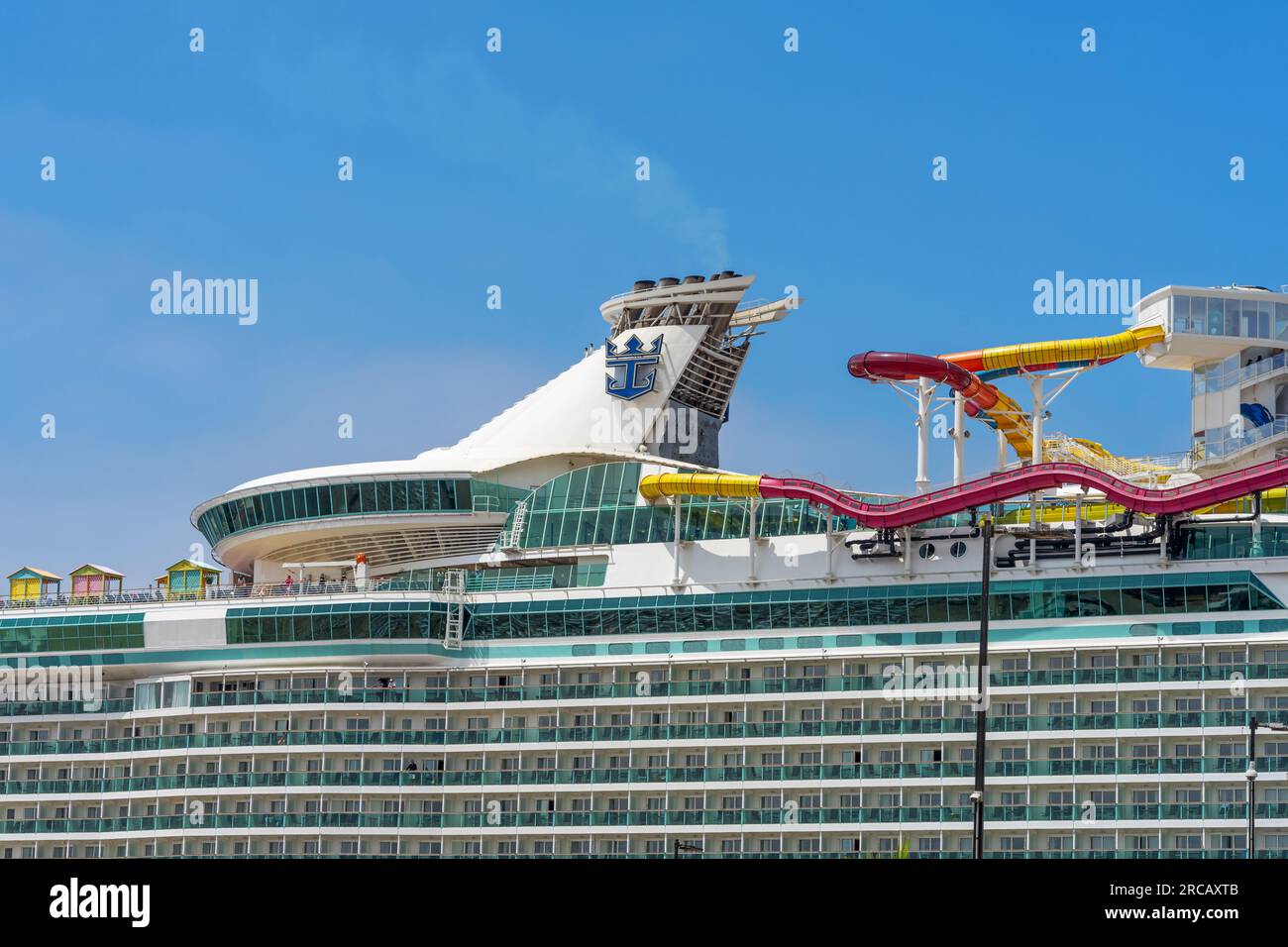 Ensenada, Colombie-Britannique, Mexique – 4 juin 2023 : navire de croisière Navigator of the Seas de Royal Caribbean avec vue sur le parc aquatique et les balcons côté port. Banque D'Images