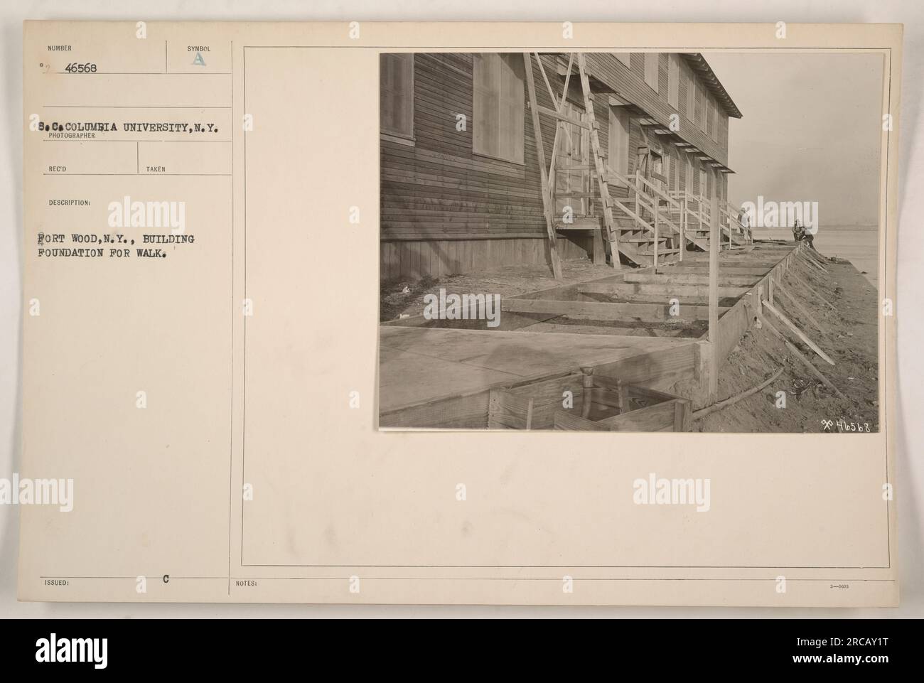 Ouvriers à fort Wood, New York construisant les fondations d'une passerelle. Cette activité a eu lieu en 1883 et la photographie a été prise par un photographe associé à l'Université Columbia. L'image est cataloguée sous la référence 46568. Banque D'Images