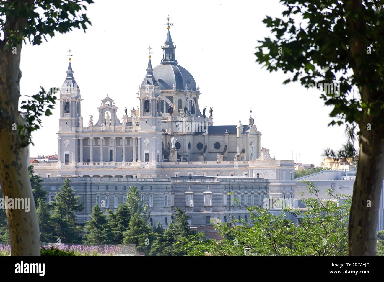 Cathédrale de l'Almudena (Catedral de la Almudena), depuis le belvédère du Parque de la Montaña, Centro, Madrid, Royaume d'Espagne Banque D'Images