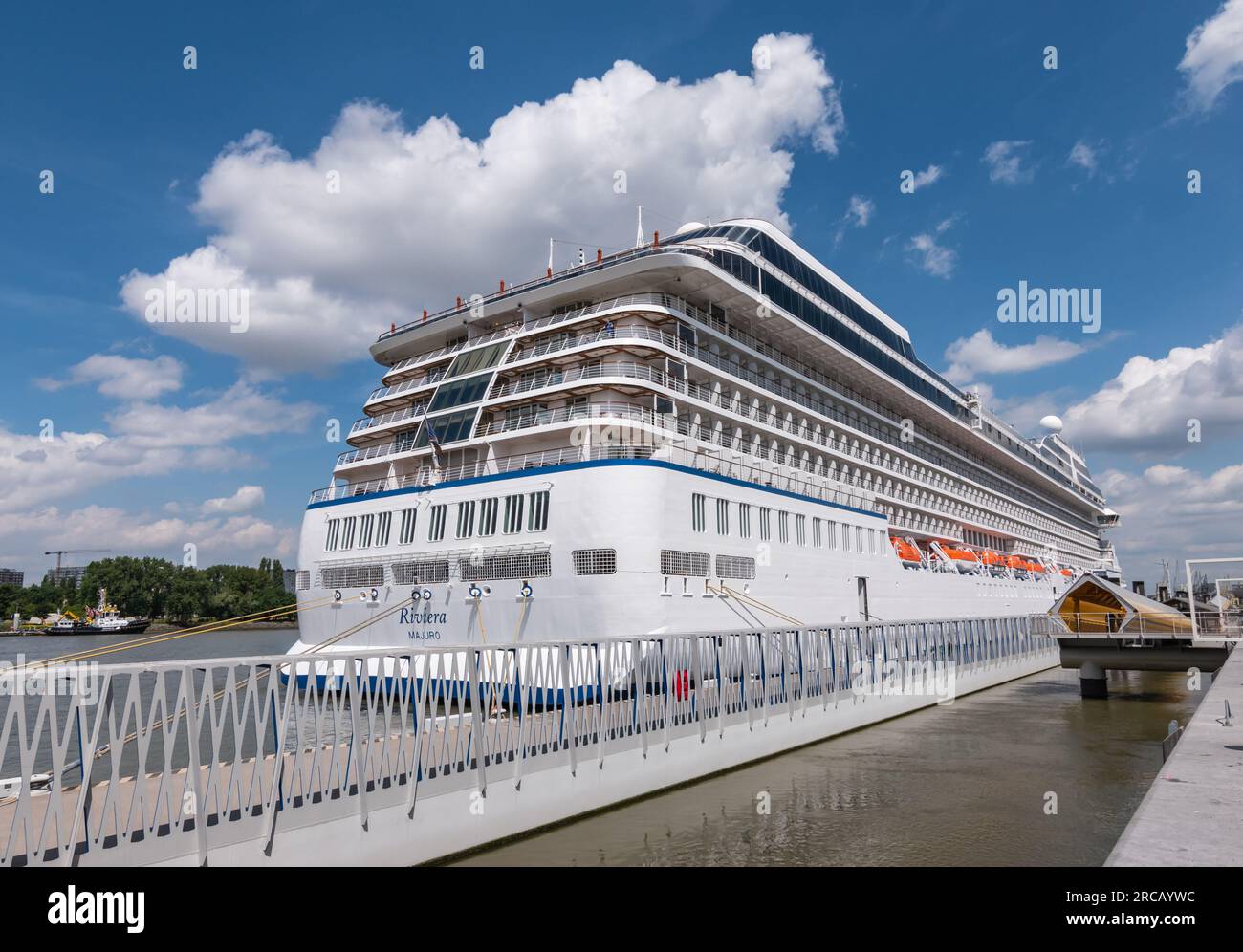 ANVERS, BELGIQUE - 10 JUILLET 2023 : bateau de croisière Oceania Riviera amarré dans le port d'Anvers, Belgique. Banque D'Images
