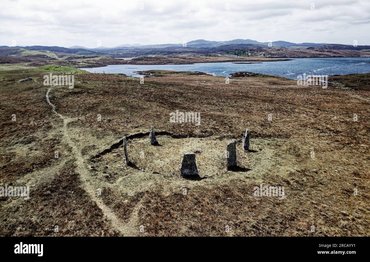 Garynahine cercle de pierre néolithique préhistorique aka Callanish IV Calanais IV. Île de Lewis, Hébrides extérieures. En regardant vers le sud-ouest jusqu'au Loch Ceann Hulabhaig Banque D'Images