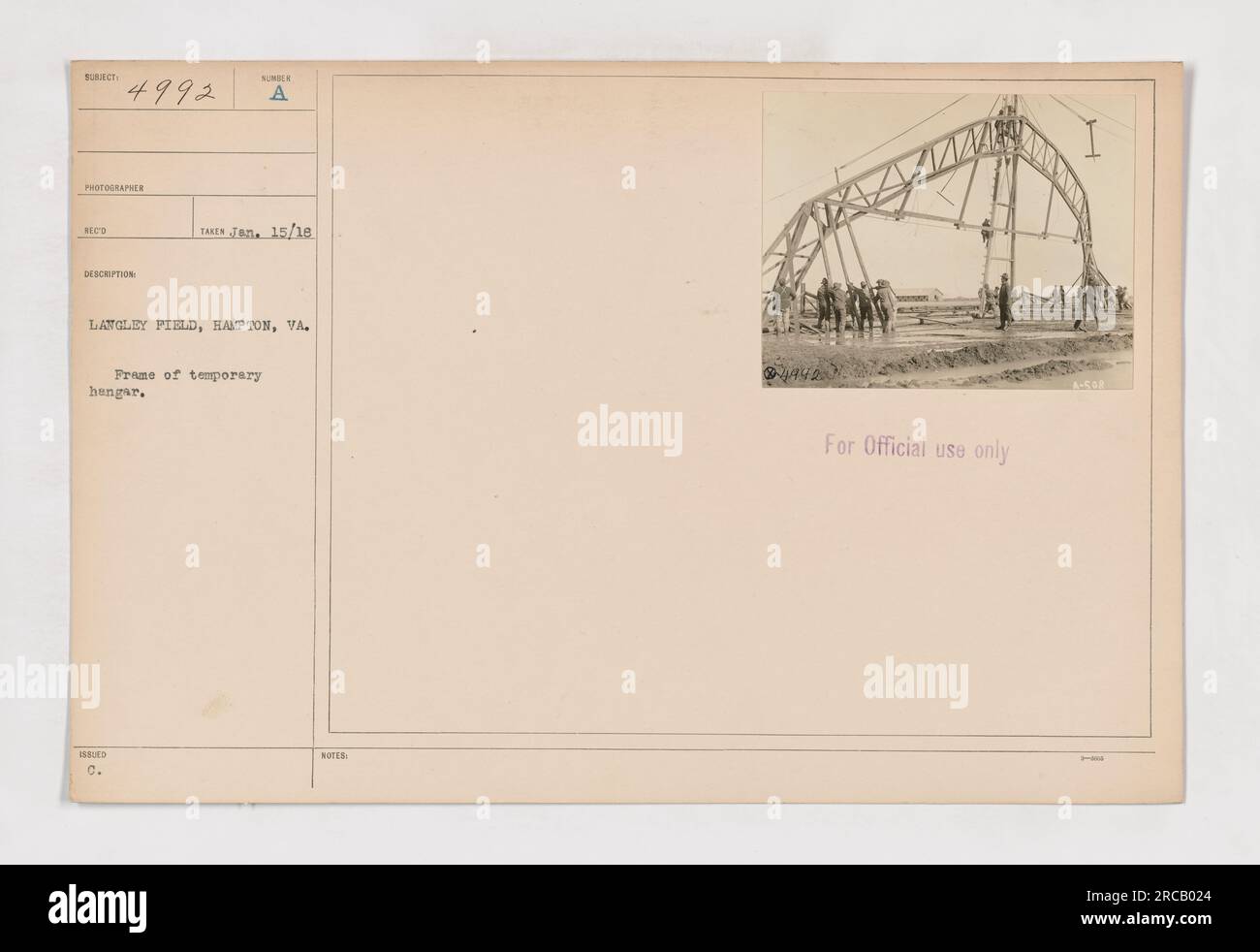 Soldats participant à des exercices d'entraînement militaire à Langley Field, Hampton, va en 1918. La photo a été prise le 15 janvier 1918 et montre une structure temporaire en arrière-plan. L'image porte la désignation officielle A-SOR et était destinée à un usage officiel seulement. Banque D'Images