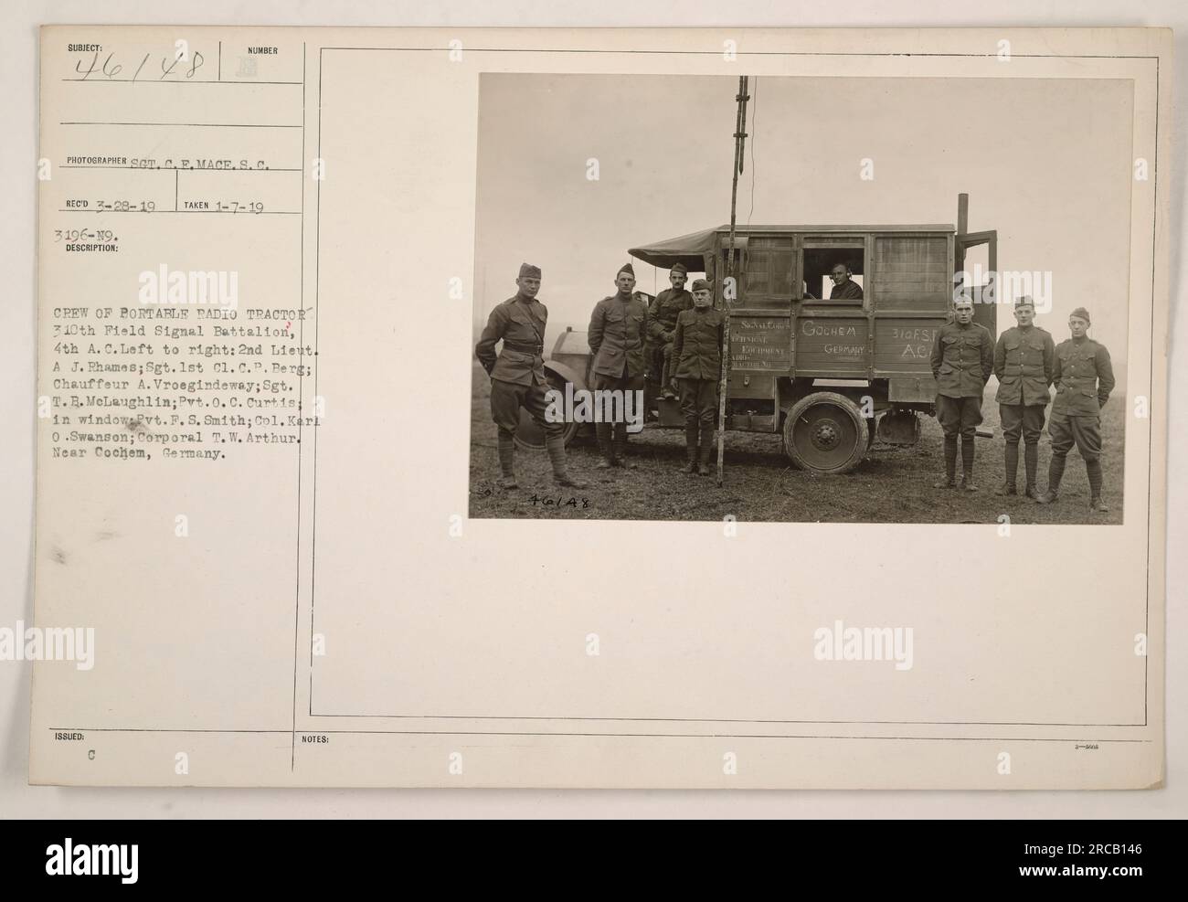 Équipage de tracteur radio portable du 310th Field signal Battalion, 4th A.C. Sur la photo, de gauche à droite, on voit le 2nd Lieutenant A.J. Rhames, sergent de 1e classe C.P. Berg, chauffeur A. Vroegindeway, sergent T.B. McLaughlin, Soldat O.C. Curtis, soldat F.S. Smith (vu dans la fenêtre), le colonel Karl O. Swanson et le caporal T.W. Arthur. Cette photo a été prise près de Cochem, en Allemagne. Banque D'Images