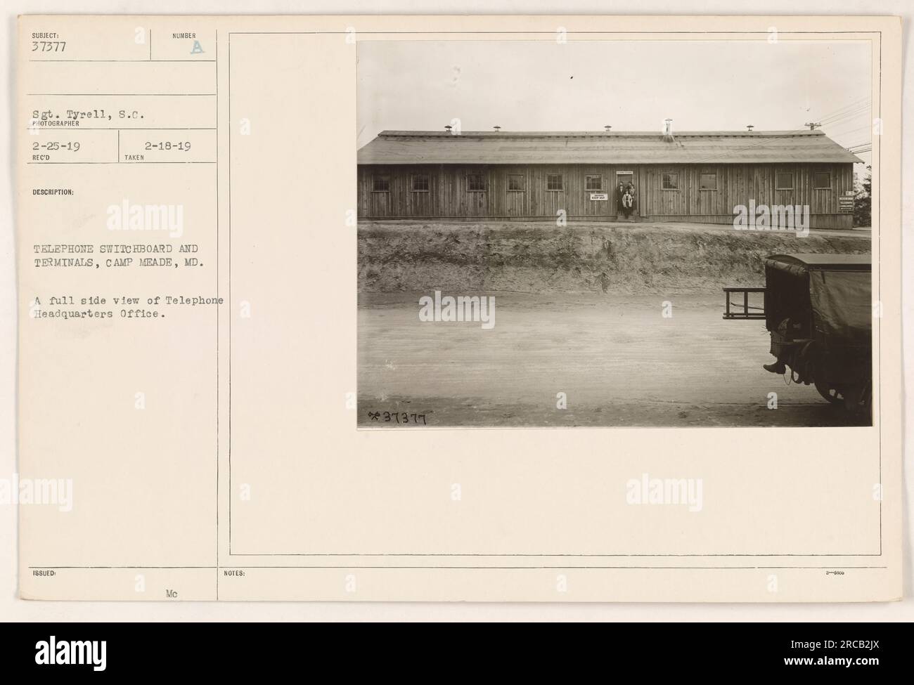 Central téléphonique et terminaux à Camp Meade, MD, tel que documenté par le sergent Tyrell dans une photographie datée du 2-25-19. L'image fournit une vue latérale complète du bureau du siège téléphonique, montrant l'équipement et les opérations. Il s'agit d'une des photographies de la séquence notée sous *37371. Banque D'Images