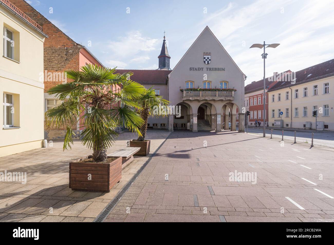 Trebbin, Brandebourg, Allemagne, le 13 juillet 2023, la ville de Trebbin, montrant des rues et des bâtiments avec la mairie en focus sur un après-midi ensoleillé. Banque D'Images