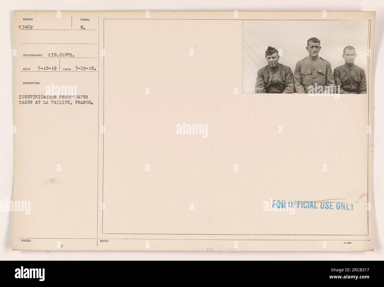 Soldats américains stationnés à l'aéroport de la Rochelle–Île de Ré à la Pallice, en France, pendant la première Guerre mondiale. Date de prise : 29 juillet 1918. Cette photographie fait partie d'une série documentant les activités militaires américaines pendant la guerre. La photographie a été prise par un photographe du signal corps et porte le numéro de référence 57469. Banque D'Images