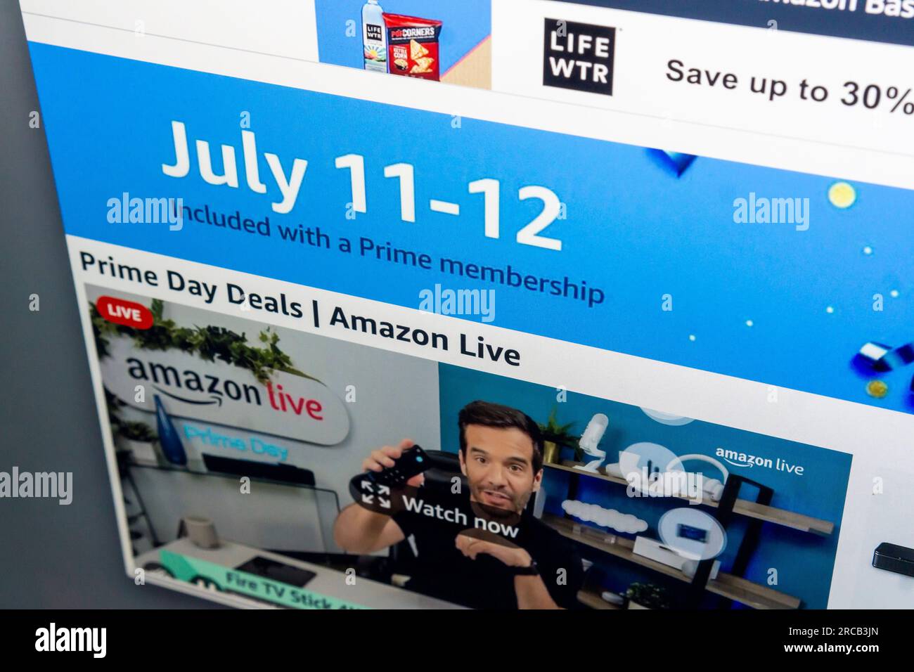 Le site Web d'Amazon fait la promotion de leur «Premier jour» autoproclamé le mardi 11 juillet 2023. C'est la neuvième année qu'Amazon propose de bonnes affaires et des offres à profusion aux acheteurs Amazon Prime lors de cet événement de deux jours auto-proclamé des fêtes. Parmi les autres détaillants qui utilisent Amazon, mentionnons Wal-Mart, Target et Macy’s qui offrent des économies pendant cette période (© Richard B. Levine) Banque D'Images