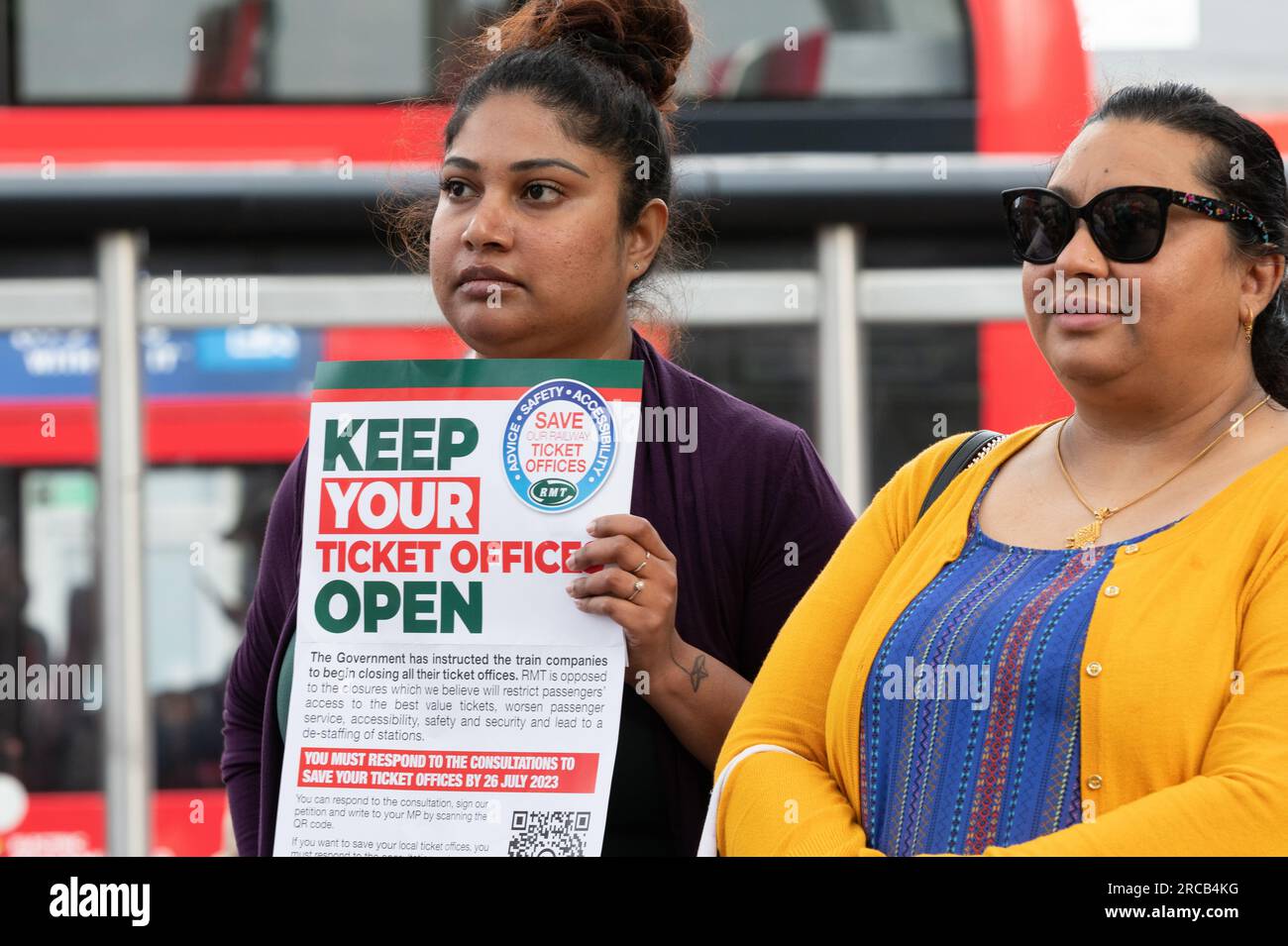 Londres, Royaume-Uni. 13 juillet 2023. Rassemblement devant la gare de Kings Cross organisé par le syndicat ferroviaire RMT en tant qu'organisme de l'industrie ferroviaire, le Rail Delivery Group (RDG) lance une consultation qui pourrait voir presque toutes les billetteries des gares en Angleterre fermer d'ici trois ans. Les militants opposés aux plans, qui incluent également des groupes de personnes handicapées et de passagers, maintiennent les fermetures sont une mesure de réduction des coûts qui rendrait le chemin de fer moins sûr, plus sûr et plus accessible, en plus de provoquer des suppressions d'emplois. Crédit : Ron Fassbender/Alamy Live News Banque D'Images