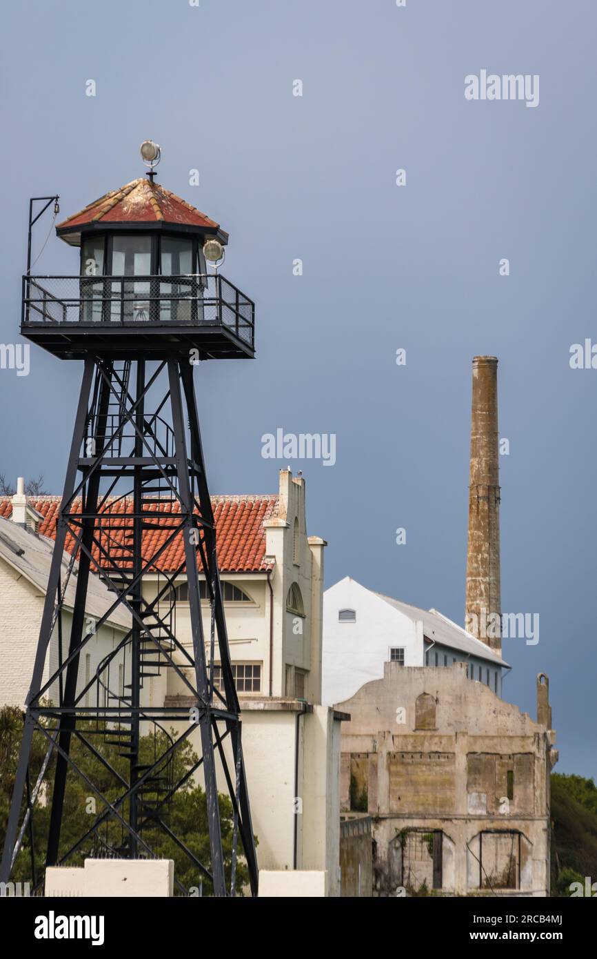 Bâtiments et tour de guet à Alcatraz, San Francisco, Californie Banque D'Images