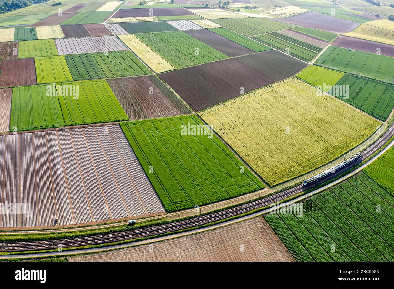 Paysage à la boucle du Neckar, terres agricoles fertiles et champs agricoles avec chemin de fer régional, photo drone, Lauffen am Neckar, Baden-Wuerttemberg Banque D'Images