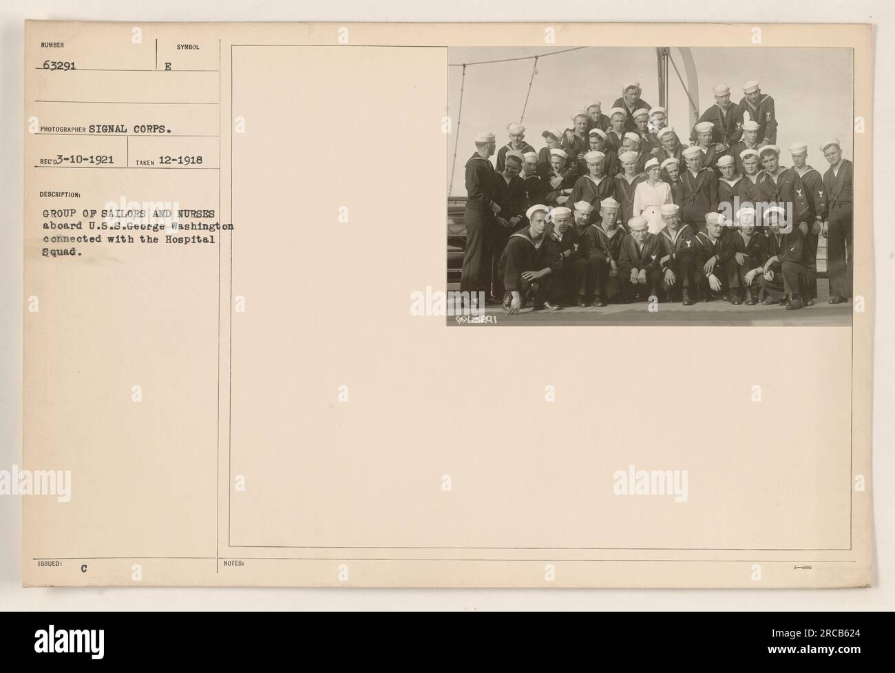 Marins et infirmières à bord de l'U.S.S. George Washington, connecté avec Hospital Squad, posant pour une photo. L'image a été prise en décembre 1918 par le signal corps. Les notes sur la photographie indiquent que le numéro d'identification est 63291 et que le symbole est C. Banque D'Images