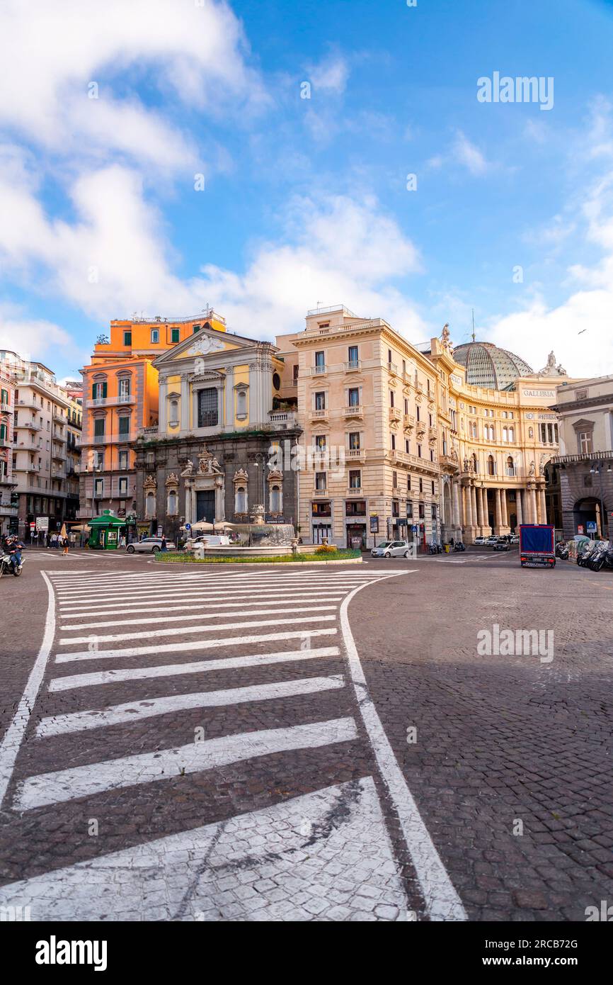 Naples, Italie - 9 avril 2022 : Piazza Trieste e Trento, l'une des principales places de la ville de Naples, située à côté de la place du plébiscite, Campanie, Banque D'Images