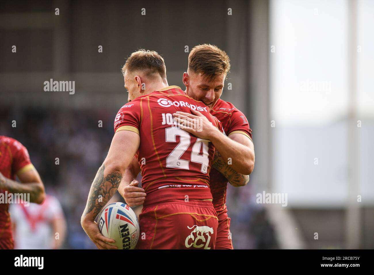 St. Helens, Angleterre - 13 juillet 2023 - Tom Davies félicite le buteur Tom Johnstone de Catalan Dragons . . Betfred Super League, St. Helens vs Catalan Dragons au Totally Wicked Stadium, St. Helens, Royaume-Uni Banque D'Images