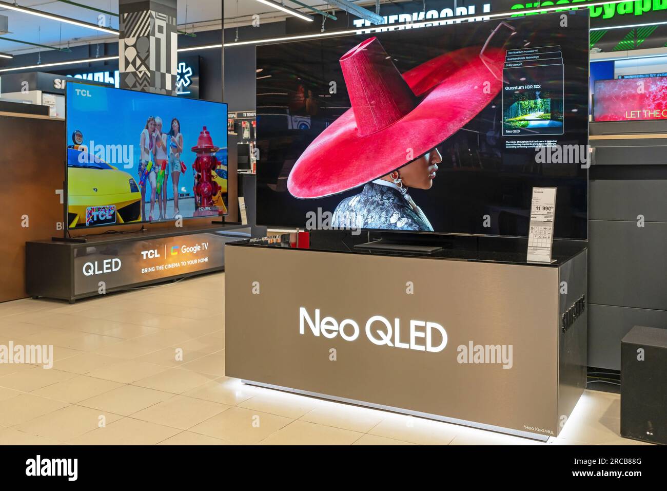 Samsung TV avec la technologie QLED dans le magasin d'électronique. Minsk, Biélorussie, 13 juillet 2025 Banque D'Images