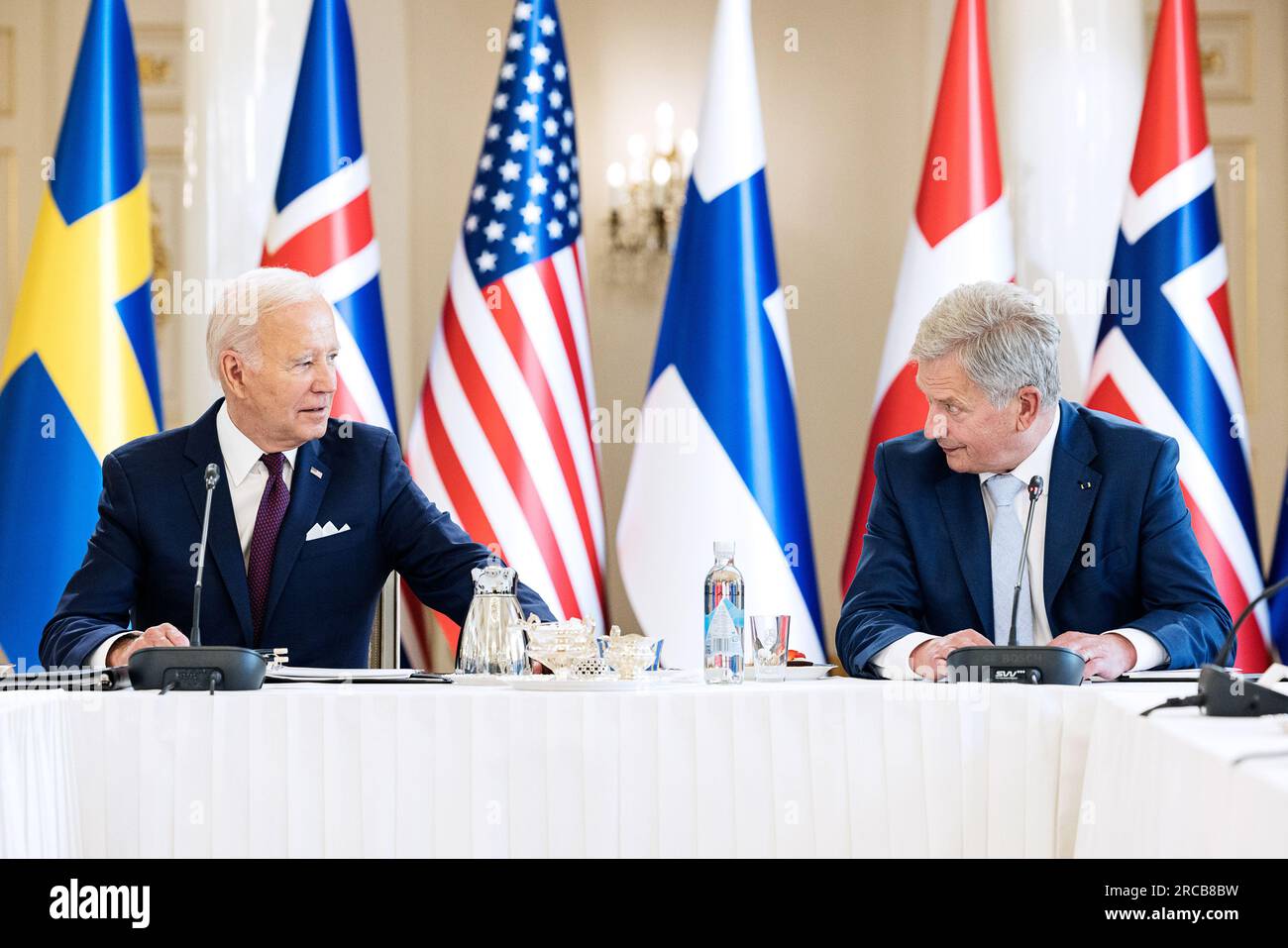 Helsinki, Finlande. 13 juillet 2023. Le président Joe Biden (à gauche) et le président finlandais Sauli Niinisto assistent à la réunion du sommet des dirigeants américano-nordiques. Au Palais présidentiel à Helsinki, Finlande, le jeudi 13 juillet 2023. Photo de Roni Rekomaa/ Bureau de presse du président finlandais/ crédit : UPI/Alamy Live News Banque D'Images