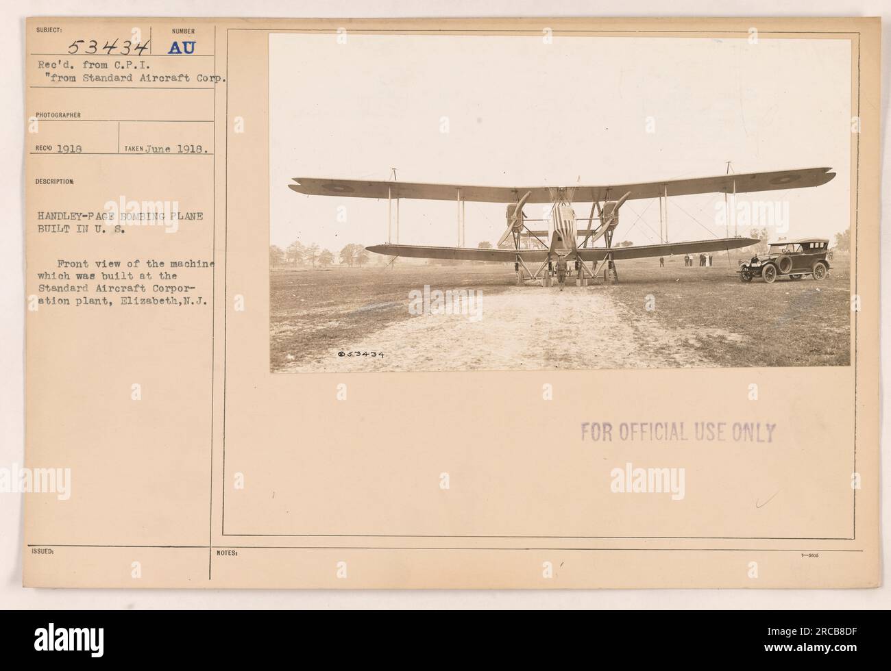 Vue de face d'un avion de bombardement Handley-page construit par la Standard Aircraft Corporation à Elizabeth, NJ La photographie a été prise en juin 1918 et est étiquetée pour usage officiel seulement. Banque D'Images