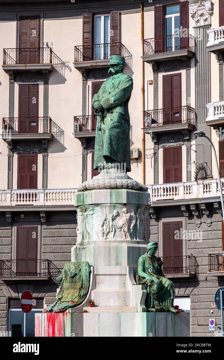 Naples, Italie - 9 avril 2022 : statue en bronze du roi italien Umberto I, également connu sous le nom de Humbert I le bon sur le front de mer dans la via Nazario Sauro, Nap Banque D'Images