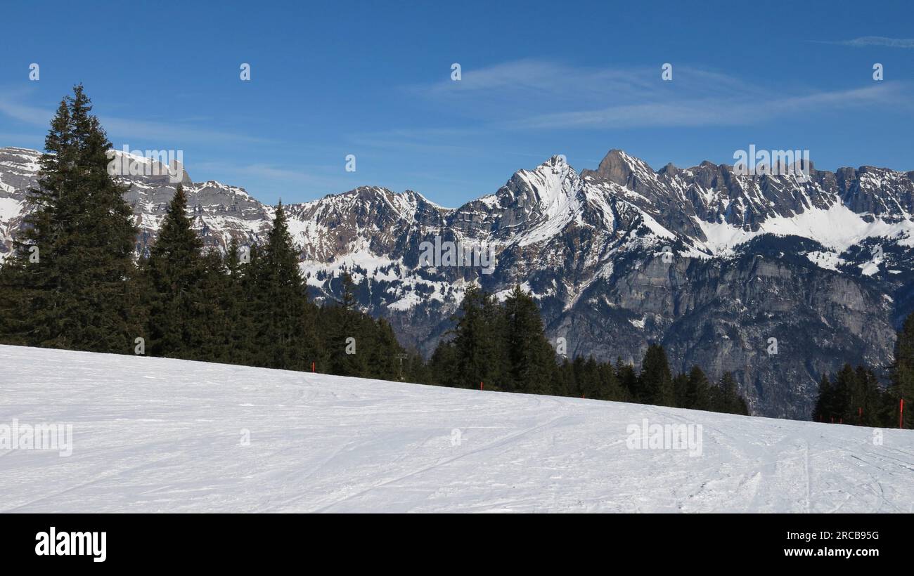 Piste de ski et vue sur le Churfirsten Banque D'Images