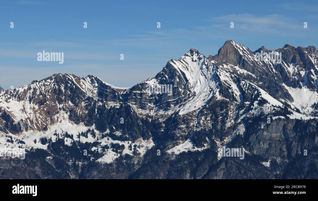 Grand pli alpin visible dans une montagne du Churfirsten Banque D'Images