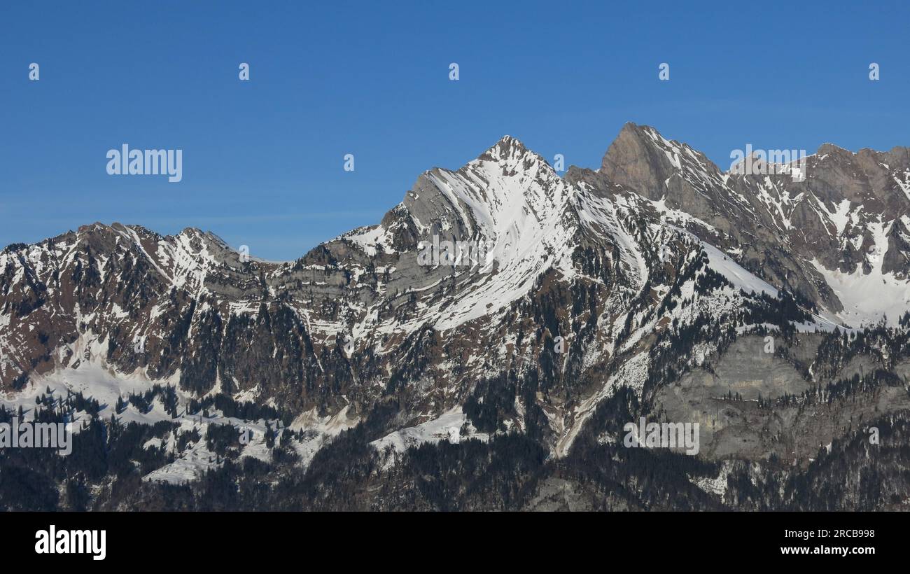 Montagne avec plis alpins visibles Banque D'Images