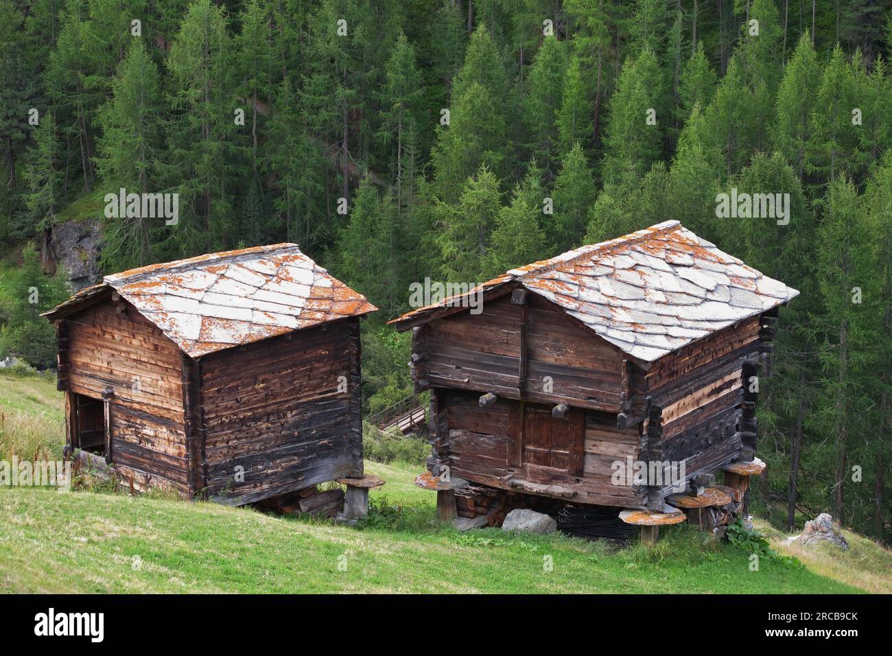 Architecture rurale traditionnelle à Zermatt, anciens hangars en bois avec toits en pierre Banque D'Images