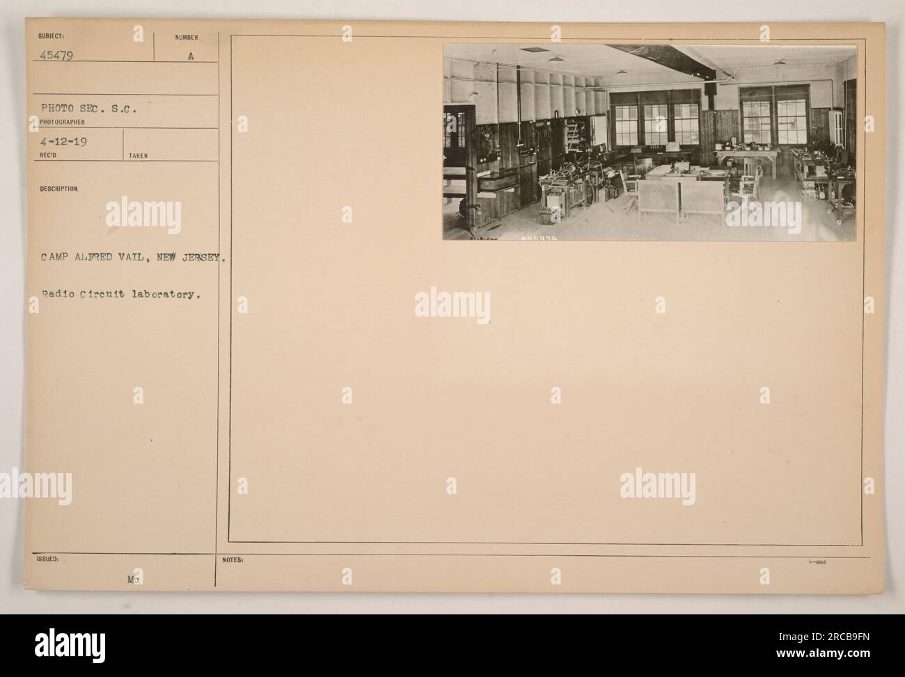 Le camp Alfred Vail, situé dans le New Jersey, abritait un laboratoire de circuits radio pendant la première Guerre mondiale. Cette photographie, étiquetée 'SUBIECT 45479 PHOTO SEC. S.C. PHOTOGRAPHE 4-12-19,' a été prise au Camp Alfred Vail et montre l'intérieur du laboratoire du circuit radio. Banque D'Images