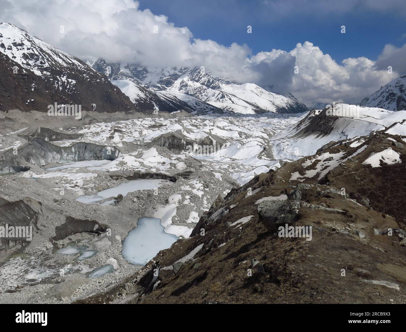 Lacs gelés sur le glacier de Ngozumba Banque D'Images