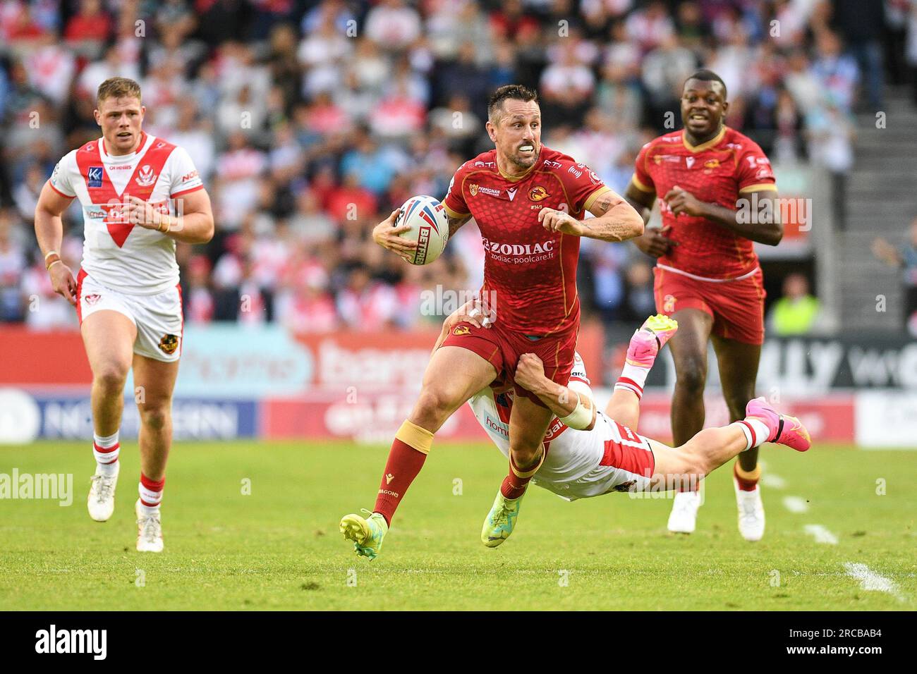 St. Helens, Angleterre - 13 juillet 2023 - Mitchell Pearce des Dragons catalans attaqué par Jonny Lomax de St Helens. Betfred Super League, St. Helens vs Catalan Dragons au Totally Wicked Stadium, St. Helens, Royaume-Uni Banque D'Images