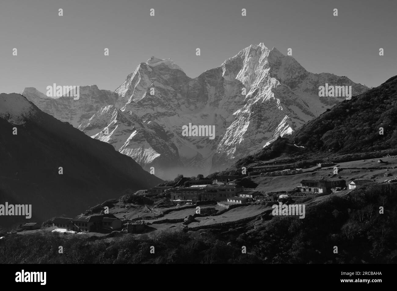 Village Dhole et Mt Thamserku, Parc National de l'Everest Banque D'Images